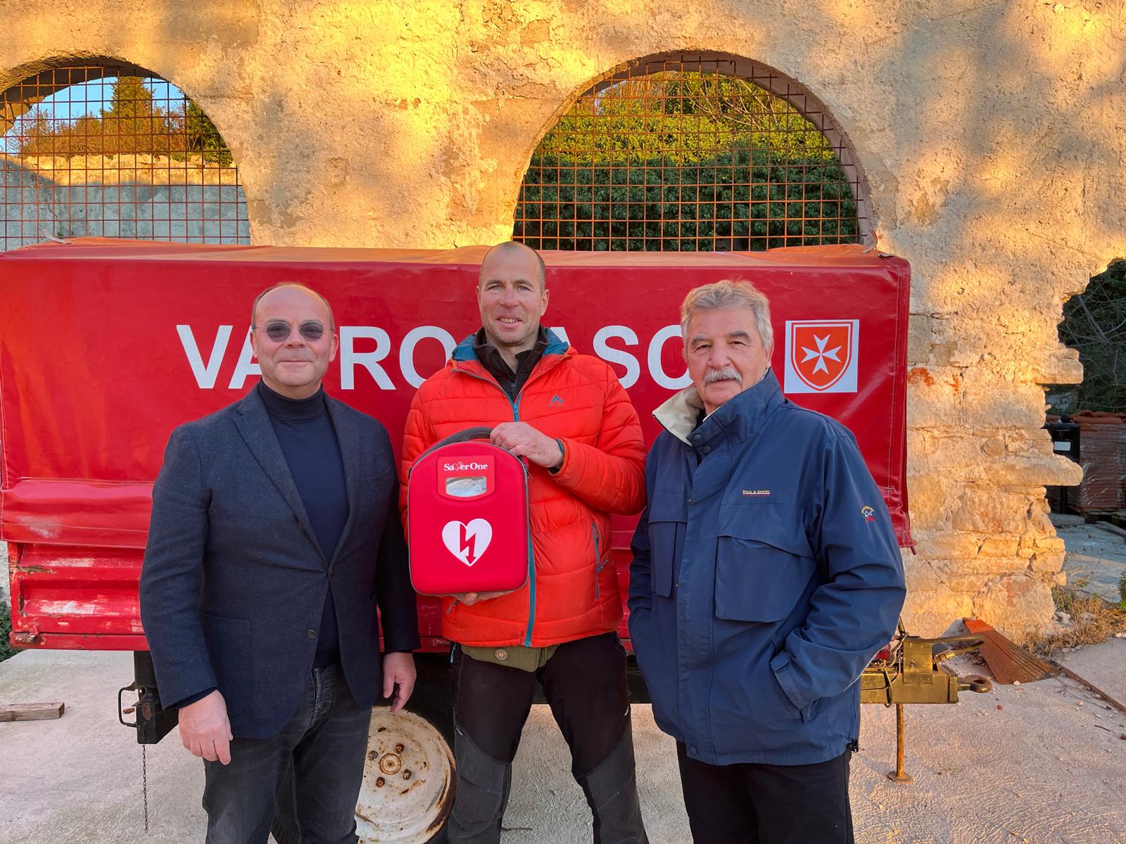 Suvereni vojnog malteški red donirao je defibrilator Mjesnom odboru Prvić Šepurine